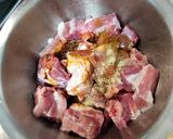 A picture of step 1 of Braised Pork Ribs with Pumpkin.