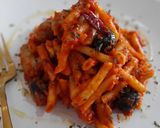 Foto del paso 8 de la receta: Macarrones con salchichas y olivas negras en salsa de tomate