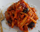 Foto del paso 8 de la receta: Macarrones con salchichas y olivas negras en salsa de tomate