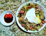 Hình bước làm 4 của món Mì trộn nấm đùi gà, xúc xích.