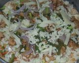 A picture of step 5 of Chickn tikka pizza.