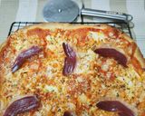 Foto del paso 5 de la receta: Pizza 3 quesos con cebolla y jamón de pato