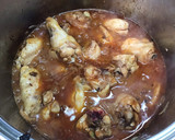 Foto del paso 2 de la receta: Guiso de pollo con picada, ibéricos y vino dorado