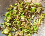 Foto langkah ke 3 dari resep Tumis Cabai Hijau Tomat Hijau dan Teri.