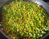 Foto del paso 3 de la receta: Guisantes guisados con tomate y huevo
