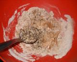 Foto del paso 4 de la receta: Crackers con semillas (galletitas integrales aptas veganos)