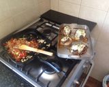 Foto del paso 5 de la receta: Colita de cuadril envuelta en panceta con salteado de verduras