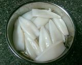 Hình bước làm 1 của món Mực Ống Nhồi Hình Nải Chuối