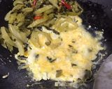 รูปขั้นตอนการทำที่ 4 ของ ผักกาดดองผัดไข่