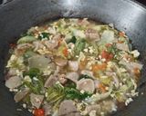 Foto langkah ke 4 dari resep Sawi Putih Orak Arik Telur Pentol Simpel.