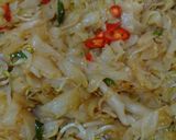 Foto langkah ke 6 dari resep Kwetiau Goreng Pedass Jamur Kancing &Tauge #enakanbikinsendiri.