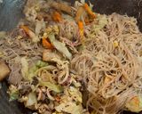 Gambar langkah 6 resipi Bihun Goreng Singapore.