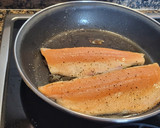Foto del paso 2 de la receta: Filetes de trucha con pistachos, pasas y aguacate