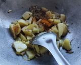 A picture of step 3 of Aloo capsicum ki sabji.