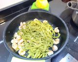 Foto del paso 3 de la receta Tagliatelle con burrata, gambas, pistachos tostados y aliño de albahaca