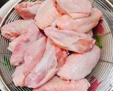 Hình bước làm 1 của món Cánh gà giữa xào mặn