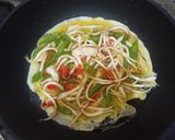 Foto langkah ke 3 dari resep Dadar Tauge Bunga Bawang.