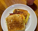 Foto langkah ke 6 dari resep Bacon Egg Cheese Sandwich.