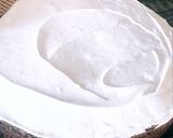 Foto del paso 3 de la receta: Bizcochuelo relleno con cobertura de merengue y duraznos