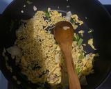 Foto langkah ke 4 dari resep Mie goreng pipih.