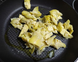 Foto del paso 2 de la receta: Revuelto de alcachofa y jamón