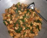 Foto langkah ke 5 dari resep Tumis Cecek Tempe Kacang.