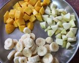 A picture of step 1 of Yogurt fruit salad.
