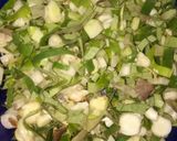 Foto langkah ke 2 dari resep Tumis oncom daun kencur.