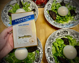 Foto del paso 2 de la receta: Ensalada de rúcula y burrata con anchoas de Santoña, tomate seco y piñones, sobre pesto de perejil