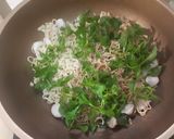 รูปขั้นตอนการทำที่ 5 ของ มาม่าผัดลูกชิ้น ใส่watercress