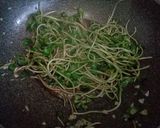 รูปขั้นตอนการทำที่ 4 ของ ต้นอ่อนทานตะวันผัดน้ำมันหอย