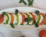 A picture of step 4 of Caprese salad with Capsicum.