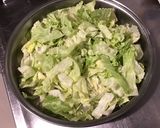 Une image de l'étape 4 de Salade iceberg et tomates aux raisins marinés sauce tomates séchées.