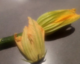 Foto del paso 3 de la receta: Flores de Calabacín fritas