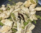 รูปขั้นตอนการทำที่ 5 ของ อกไก่ผัดซีอิ๊ว (ล้างตู้เย็น)