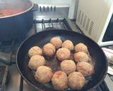 Foto del paso 1 de la receta: Albóndigas en salsa de tomates con papitas fritas
