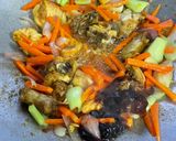 Gambar langkah 6 resipi Ayam Goreng Kunyit Bersayur.