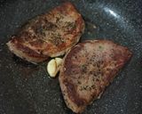Foto langkah ke 2 dari resep Wagyu Beef Steak with Mushroom Sauce.
