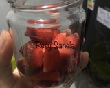 Foto langkah ke 2 dari resep Fermentasi Madu Strawberry.