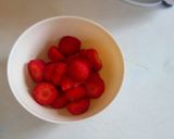 A picture of step 2 of Banana Strawberry icecream.