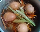 Foto langkah ke 2 dari resep Telur Pindang Batik Secang.
