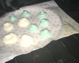 Foto del paso 6 de la receta: Tarta de queso con coulis de fresa decorado con besos de merengue
