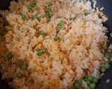 Foto del paso 5 de la receta: Arroz rojo con chícharos