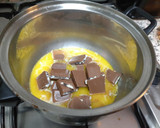 Foto del paso 3 de la receta: Volcán de chocolate con fresas y nata