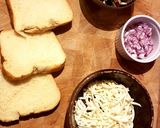 Foto del paso 1 de la receta: Pan tostado con champiñones y queso