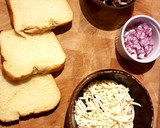 Foto del paso 1 de la receta: Pan tostado con champiñones y queso