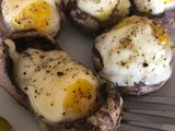 Champiñones rellenos de huevo de codorniz y jamón