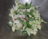 Foto langkah ke 3 dari resep Tumis Kembang Kol Buncis Ayam.