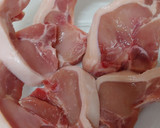 Foto del paso 5 de la receta: Chuletas de lechón con ajos tiernos, verduras y miel