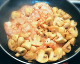 Foto del paso 3 de la receta: Tapa de Champiñones y Gambones al ajillo